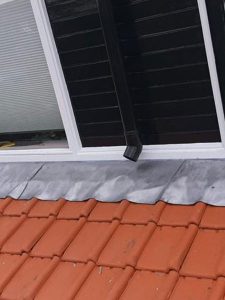 Dakdekker dak met pijp